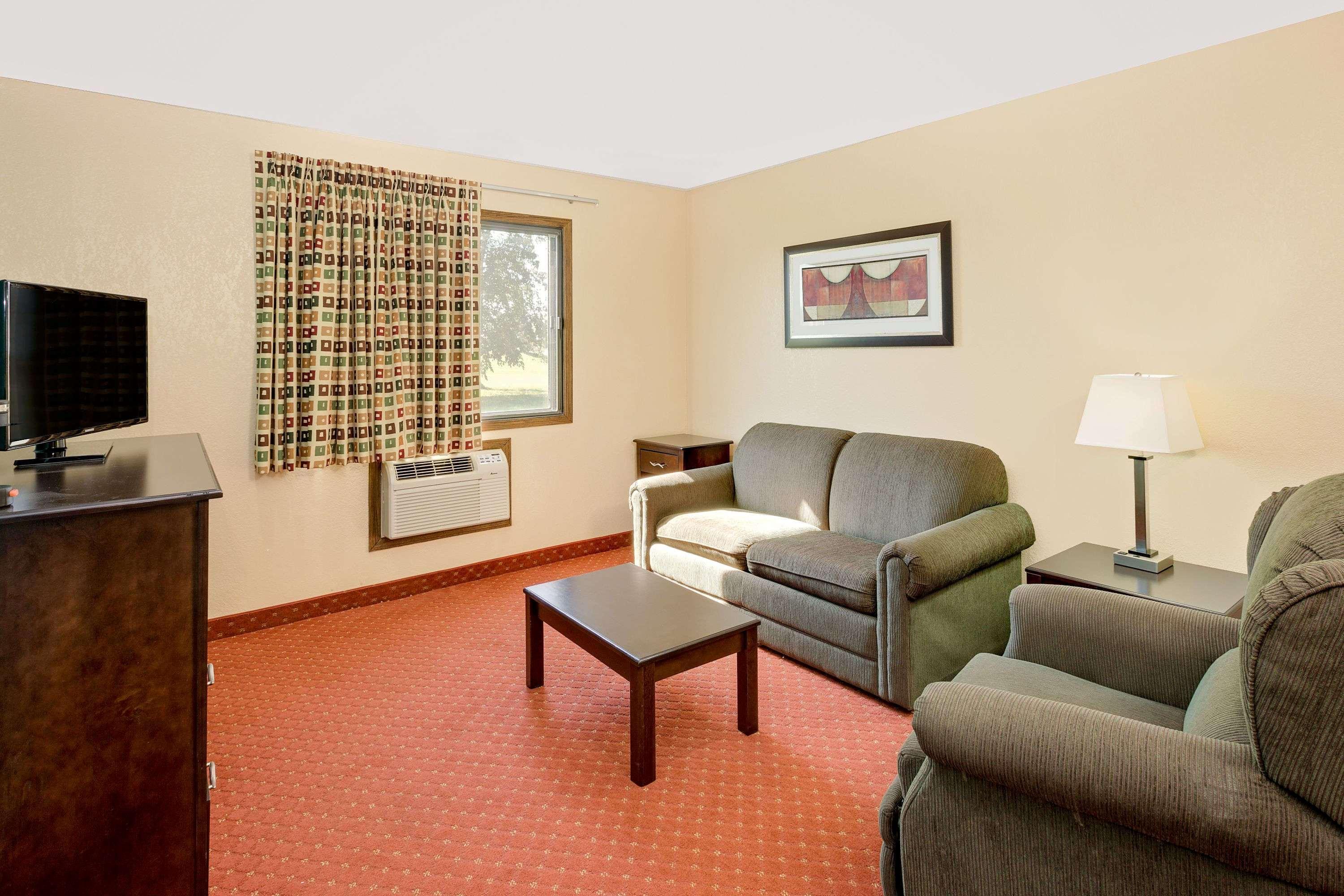 Howard Johnson By Wyndham Waterloo/Cedar Falls Bagian luar foto